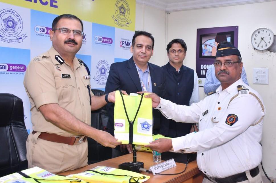 SBI General Insurance and Pahile Majhe Kartavya Foundation collaborate to provide reflective jackets to Traffic Control Branch Mumbai Police